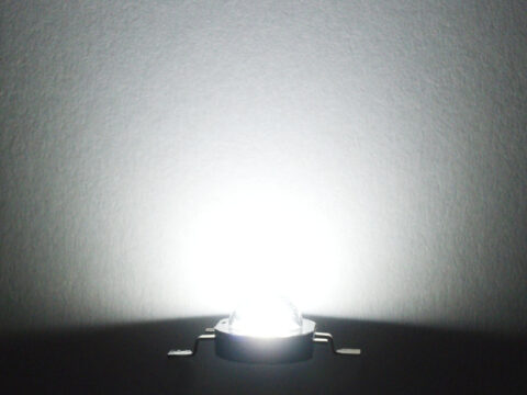 P4 Emitter 白色127°1W LED 6300-7000K,100-118lm,3.25-3.50V@350mA Seoul Semicon W42180-05-U2SXOI 1個パック