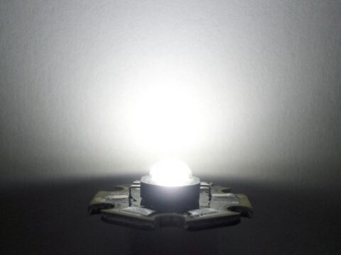 P4 Star 白色127°1W LED 6300-7000K,91-118lm,3.00-3.25V@350mA Seoul Semicon W42182-01LF-USXOH 1個パック